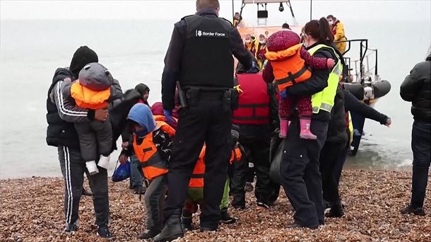 Tragedia humanitarioa Brexitaren kanalean: "Boris Johnsonek itxi egin ditu pasabide seguruak"