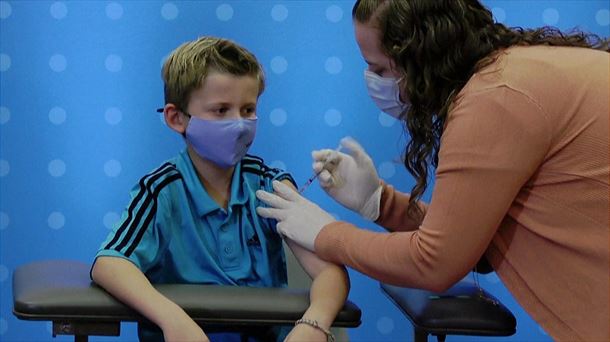 Un niño recibe la vacuna contra la covid-19. Foto: EFE