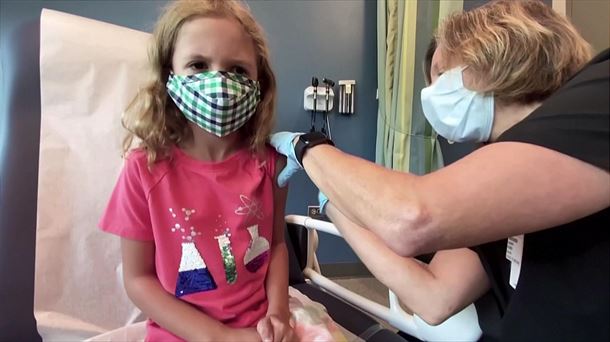 Pediatra: "Aunque se vacune a los menores será prudente mantener la mascarilla en los patios"