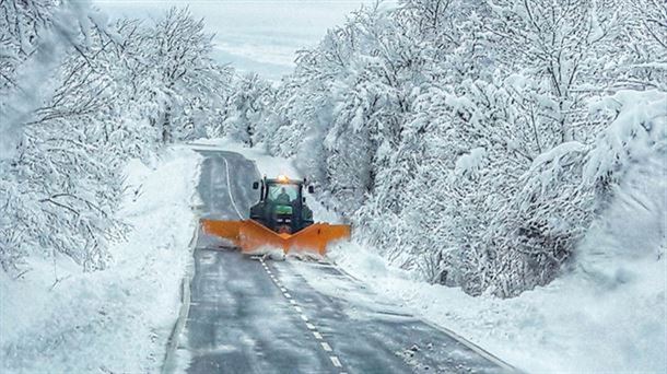 'Trabajamos para intentar mitigar el efecto de la nieve en las carreteras de Álava'
