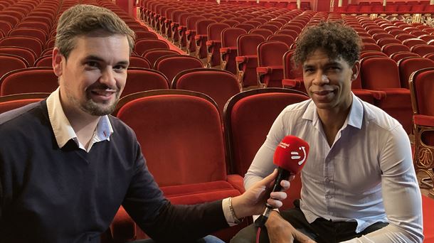 El coreógrafo Carlos Acosta durante la entrevista junto a Jon Bilbao (EiTB)
