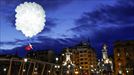 Una bailarina sobrevuela el Urumea en el encendido de las luces de Navidad de San Sebastián