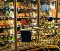 Díaz aborda el tope al precio de algunos alimentos con Carrefour, que ofrecerá una cesta básica a 30 euros