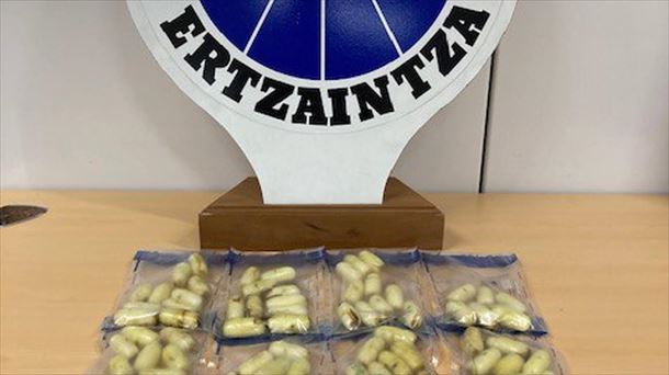 Las bellotas de cocaína extraídas al detenido. Foto: EFE