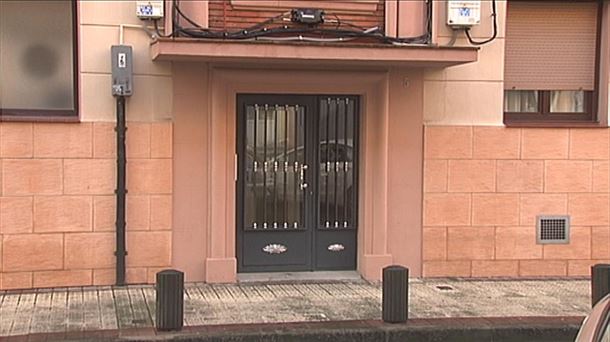 El portal de la vivienda donde fueron hallados los cadáveres en Deusto