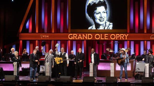 El programa radiofónico "Grand Ole Opry" de Nashville celebra su concierto nº 5.000