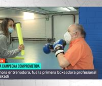 Ixa, la primera boxeadora profesional de Euskadi, enseña a boxear a personas mayores en Soraluze