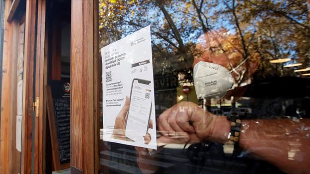 Un hostelero cuelga el cartel de obligatoriedad de pasaporte covid en Cataluña