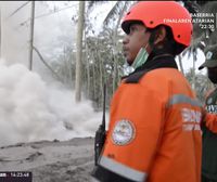 Gutxienez 13 lagun hil dira eta ehunka ebakuatu dituzte Indonesian, Semeru sumendiaren erupzioagatik