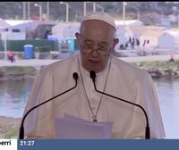 El papa visita Lesbos y condena el trato a los migrantes en Europa