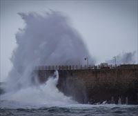 Euskadi activa hasta el sábado el aviso amarillo por olas que podrían superar los 3 metros