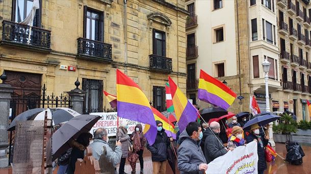Concentración republicana en San Sebastián. Foto: Twitter @pce_epk
