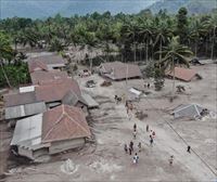 Aumentan a 22 los fallecidos por la erupción del volcán Semeru en Indonesia
