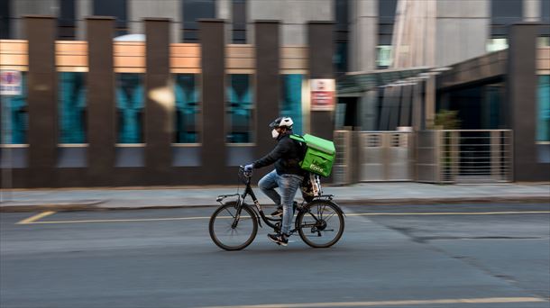 Un repartidor de Uber Eats en bicicleta. Foto: Pxhere.