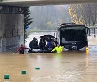21 alumnos han sido rescatados en zódiac tras haberse quedado atrapados en una gran balsa de agua en Gernika