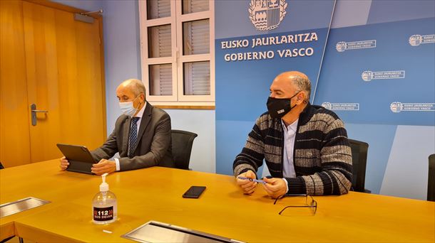 Josu Erkoreka (izq) en la mesa de crisis. Radio Euskadi. 