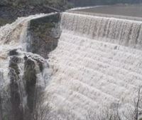 Desbordamiento de la presa de Jaturabe en Oñati