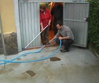 Jornada de limpieza en Sodupe un día después de las inundaciones