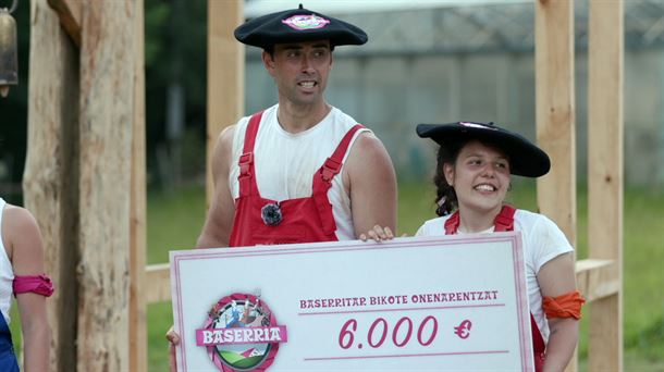 Asier y Tania, ganadores de ''Baserria'', con el cheque de 6.000 euros