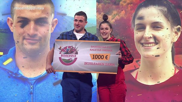 Jokin y Ainhize con el cheque de 1.000 euros