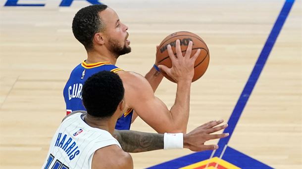 Stepehen Curry hirukoa jaurtitzeko prest NBAko partida batean.