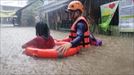 El poderoso tifón Rai toca tierra en Filipinas