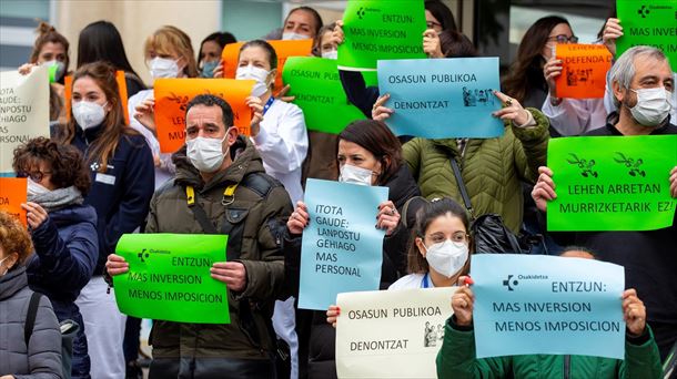 Una protesta de la plantilla de Osakidetza ante un centro de salud de Vitoria-Gasteiz. EFE