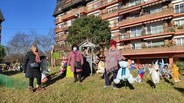 El barrio de Loiola disfruta de un belén de 2000 peluches gracias a un grupo de mujeres conocidas como Atsoak