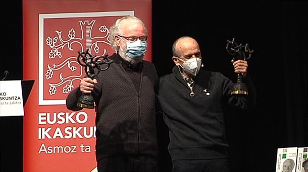 Xabier Amuriza y José Ramón Etxebarria reciben los premios Manuel Lekuona. Image: EiTB Media