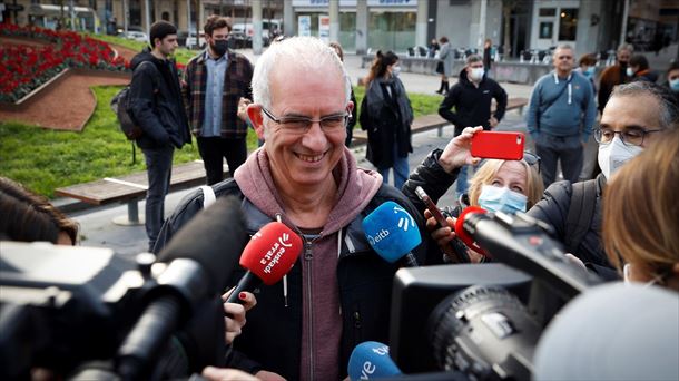 Mikel Albisu atiende a los medios de comunicación tras declarar en el Juzgado de Donostia. EFE