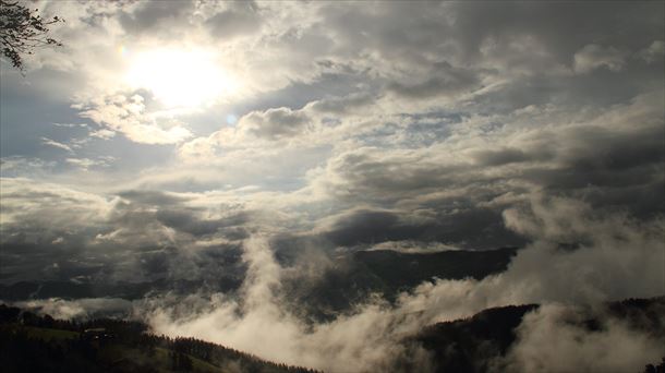 Nubes y claros, en Azkoitia. Foto de archivo: Andoni Martín González