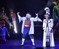 Olentzero y Mari Domingi han ofrecido un espectáculo en el Teatro Arriaga
