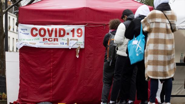 Varias personas esperan para hacerse una prueba de covid-19 en París