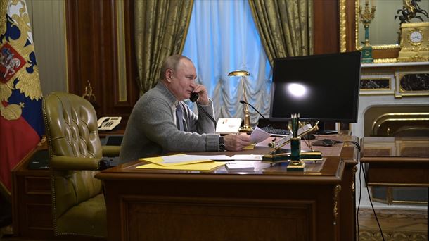 El presidente ruso Vladimir Putin hablando por teléfono en su despacho