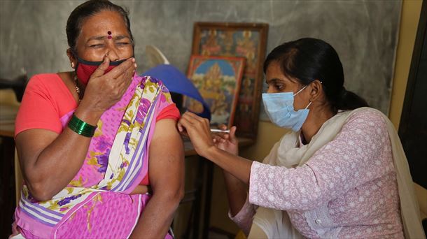 Una mujer recibe una dosis de la vacuna de covid-19.