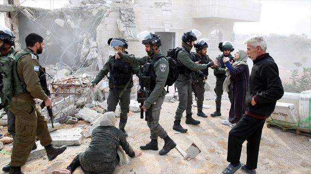 Mujeres palestinas se enfrentan a soldados israelíes para evitar la demolición de su casa.