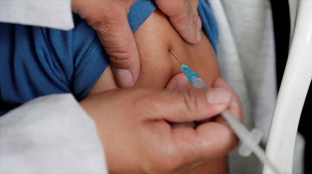 Una persona recibe la vacuna contra la covid-19