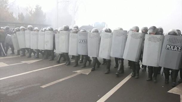 Polizia Almatyn. Agentzietako bideo batetik ateratako irudia.