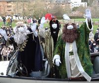 Los Reyes Magos saludan a los niños donostiarras en el Palacio de Aiete