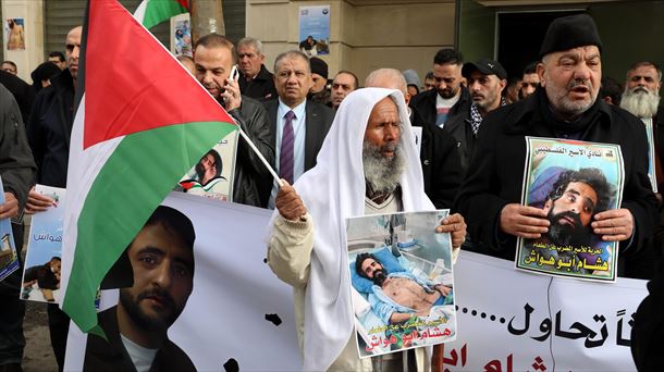Personas en protesta por el Hisham Abu Hawash y otros presos palestinos detenidos en Israel