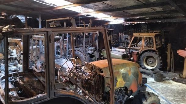Un incendio en un pabellón de Navaridas ha calcinado ocho tractores, un quad y diferentes aperos de labranza