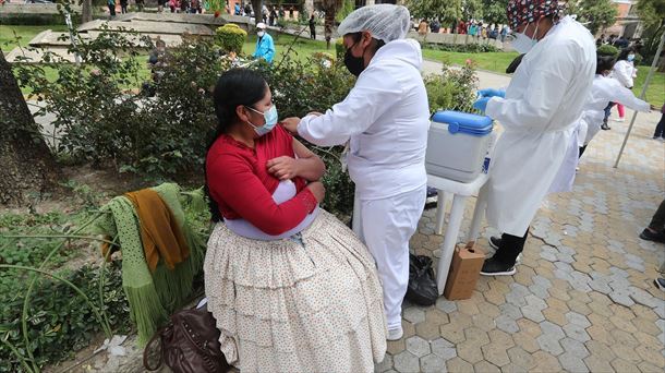 Emakume bat covid-19aren aurkako txertoa jasotzen La Pazeko parke batean, Bolivian. Argazkia: EFE