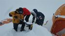 Las nevadas obligan a Txikon a trabajar durante horas para limpiar el campamento base
