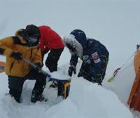 Las nevadas obligan a Txikon a trabajar durante horas para limpiar el campamento base