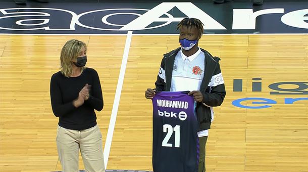 Mouhammad Fadal recibe la camiseta del Bilbao Basket con su nombre