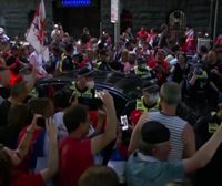 La policía rocía con gas pimienta a los seguidores de Novac Djokovic