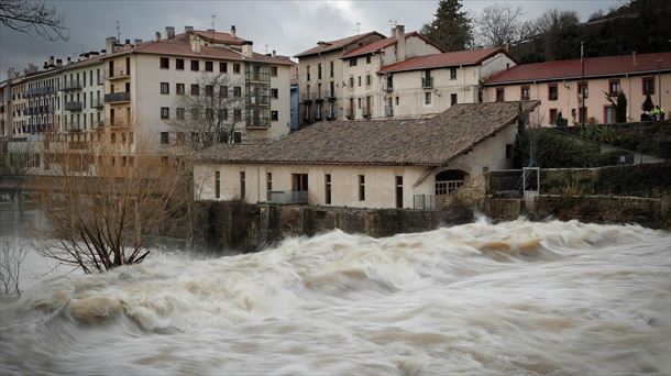Imagen de la fuerza del río Ulzama a su paso por el Batán de Villava. Foto: EFE
