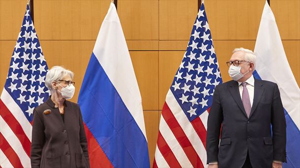 Las delegaciones de Estados Unidos y Rusia antes de su reunión en Ginebra. Foto: EFE