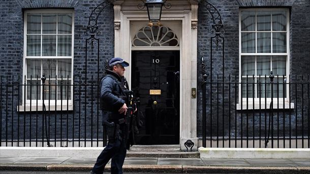 Un agente de policía en el número 10 de Downing Street