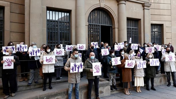 UGT eta CCOO sindikatuek elkarretaratzea egin dute Iruñean. Argazkia: EFE